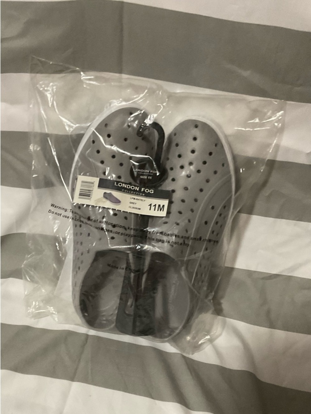 London Fog Gray Slip-On beach/water shoes 11 Men’s or 12-12.5 Women’s Brand New - Picture 4 of 4